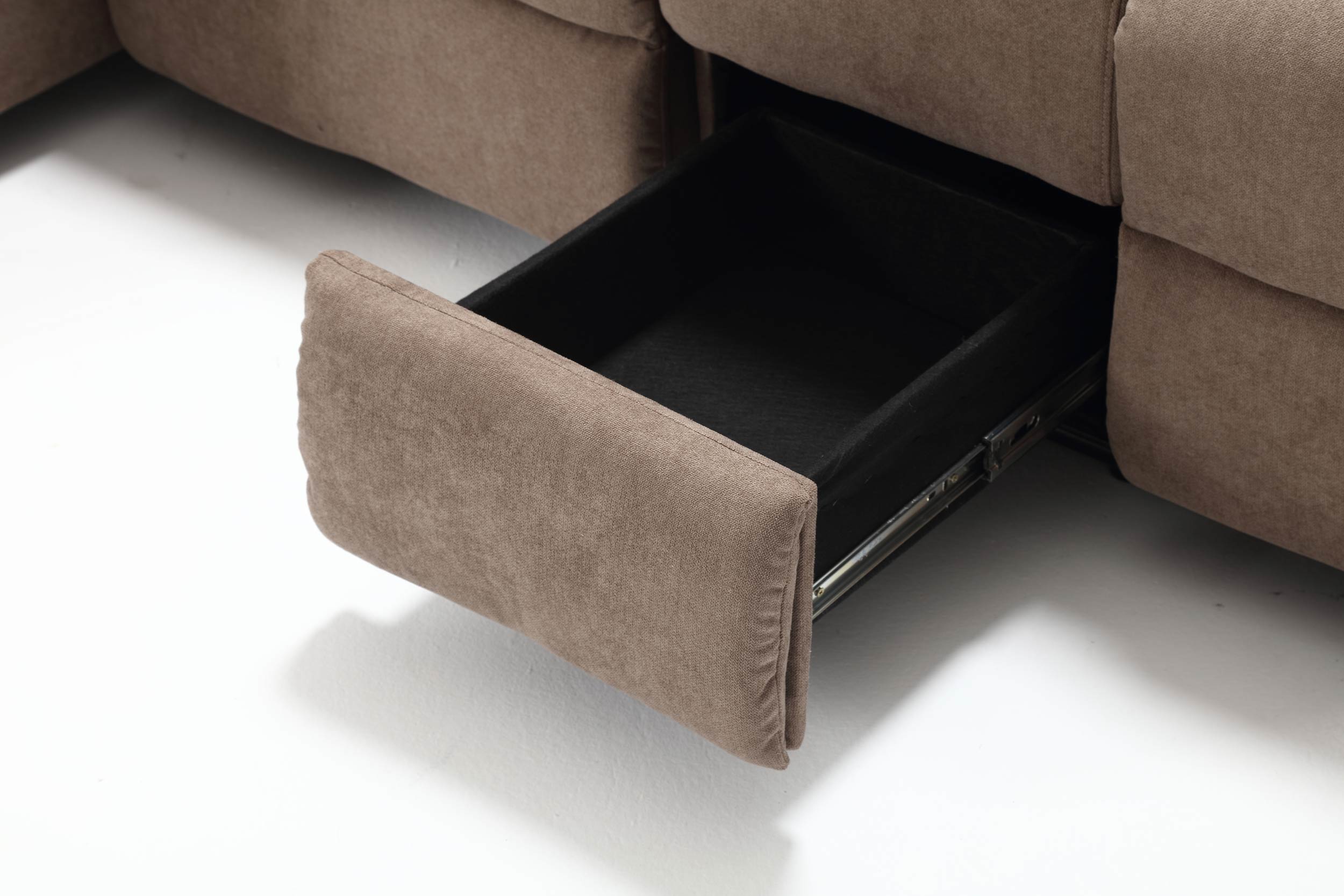 Moderne Ecksofa mit Chaiselongue Farben: Braun, Grau und Hell-Grau Funktionen: Relax- und Liegefunktion Material: Komfortabler Stoffbezug